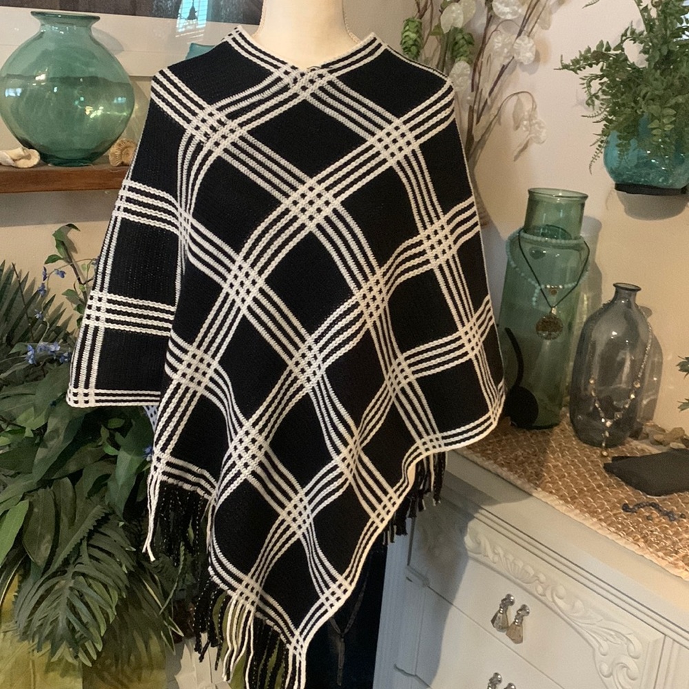 Sueter black & cream knit poncho Size Small